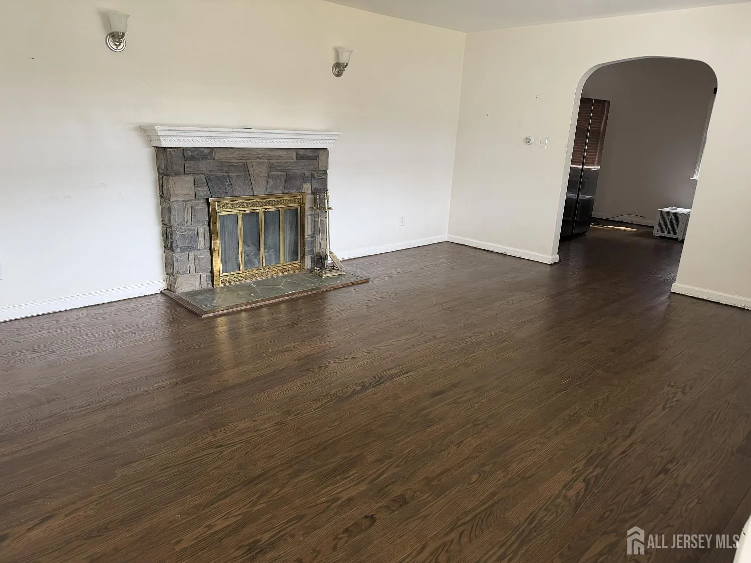 3 bed, 1.5 bath, 1311 sqft, $3,000 — Photo 2
