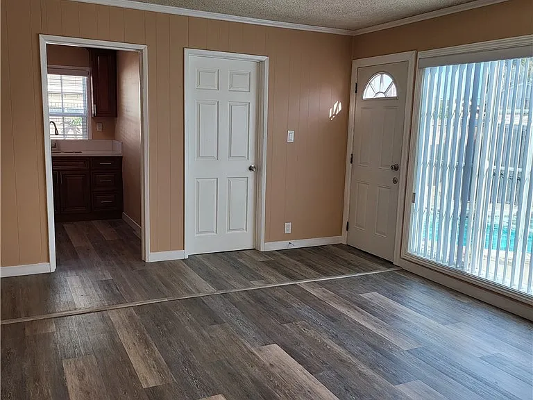 11016 Townley Dr — Photo 2