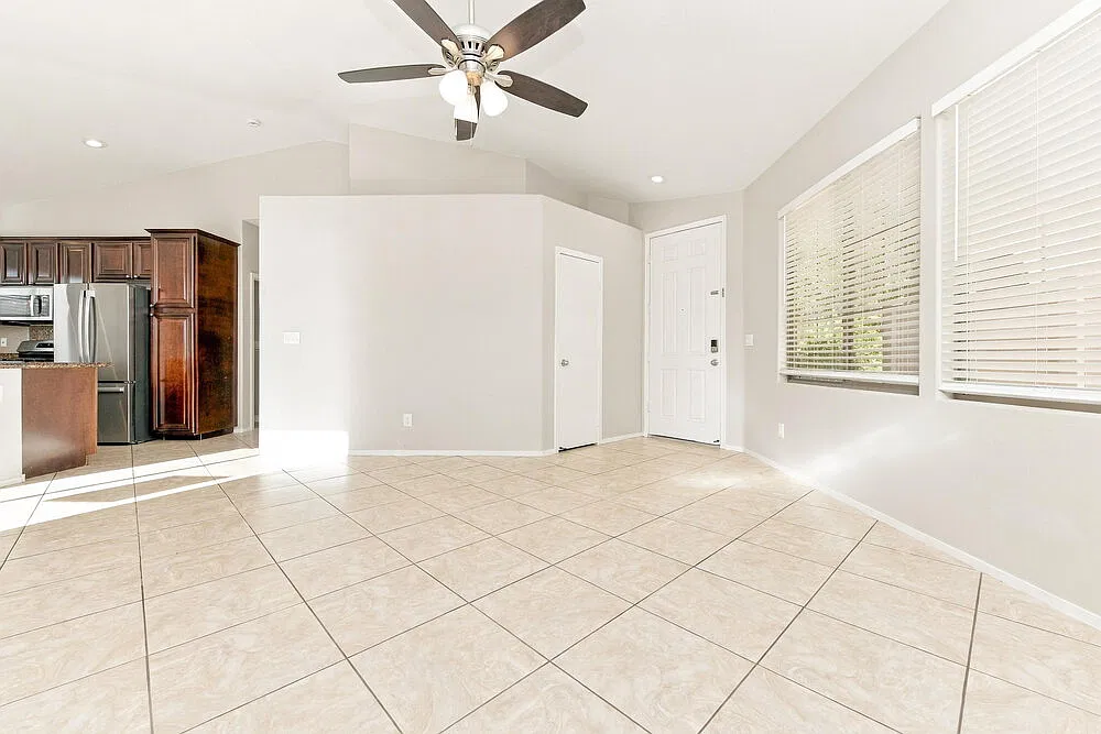 3 bed, 2.0 bath, 1274 sqft, $2,000 — Photo 3