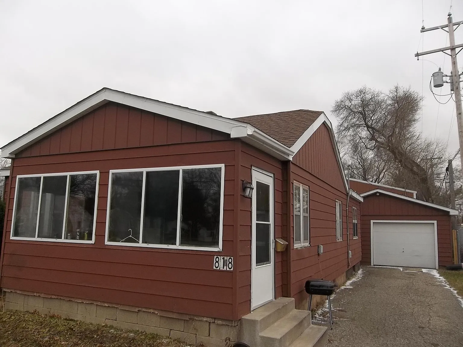 4 bed, 988 sqft, $1,300 — Photo 2