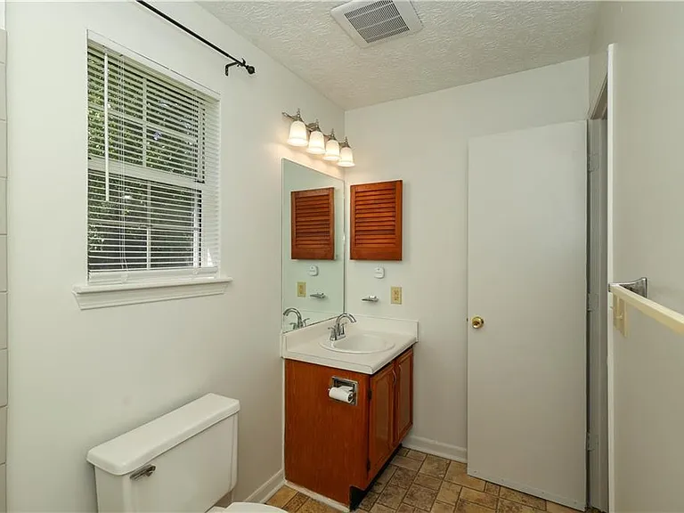 6560 Emerald Pointe Cir — Photo 10