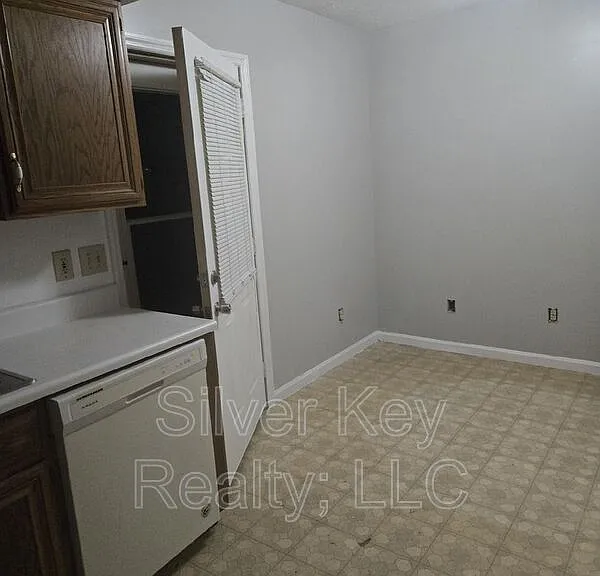 408 & 410 Oklahoma St #E — Photo 5