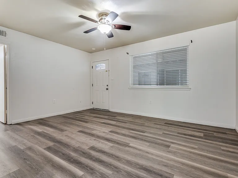 428 N Dallas Ave #7 — Photo 4