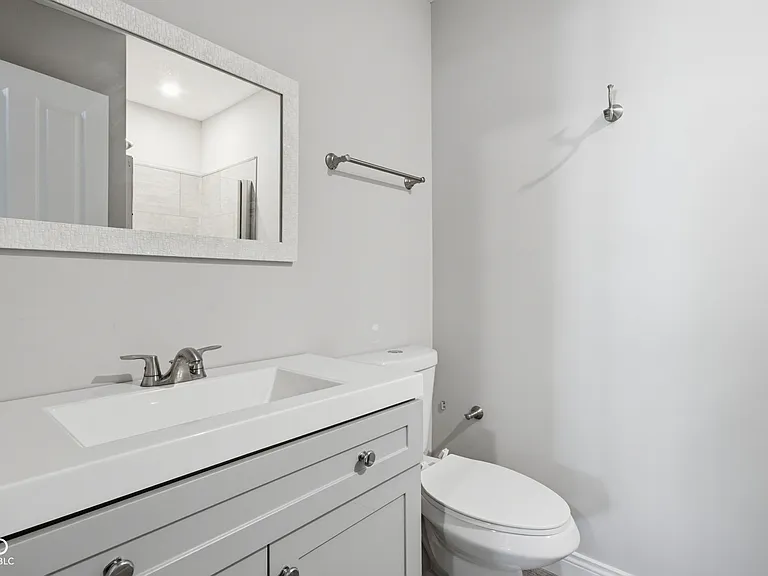 2195 Glebe St — Photo 7