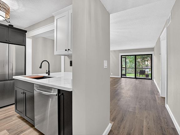 4th image of 918 SW 9th Street Circle #105