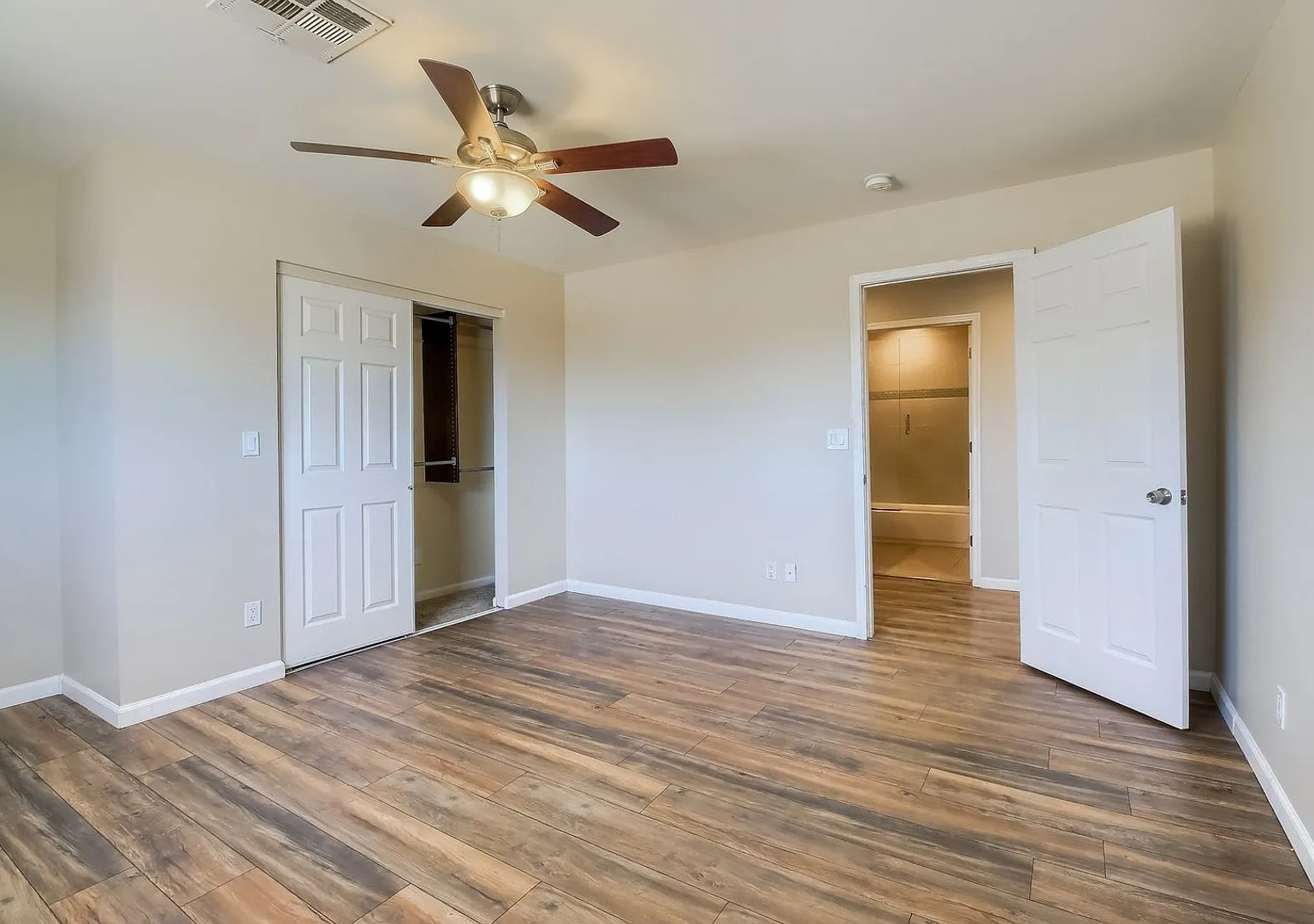4 Bedroom 3 Bathroom Single Family Home in Phoenix — Photo 3