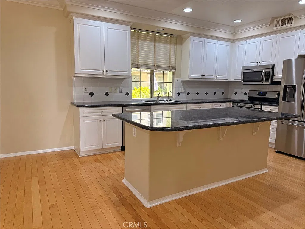 2 bed, 1570 sqft, $3,900 — Photo 3