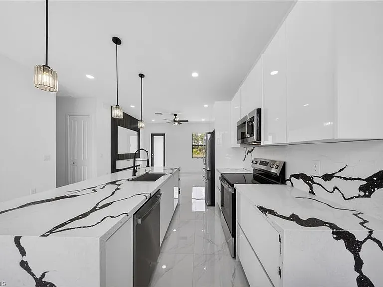 1213 Dodwin St E — Photo 8