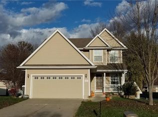 1235 Crestview Dr, Carlisle, IA 50047