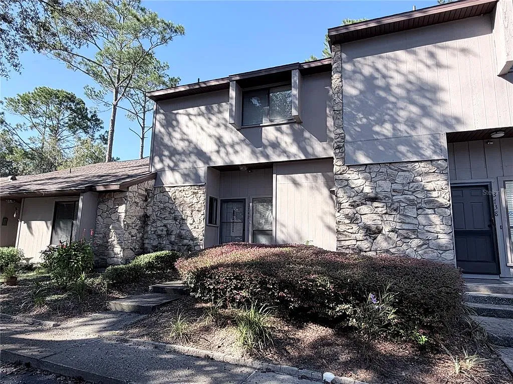 3 bed, 2.5 bath, 1610 sqft, $1,795 — Photo 2