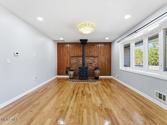 5th image of 629 W Commodore Boulevard