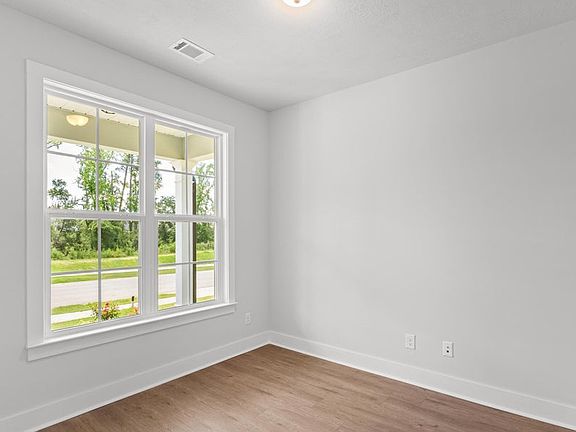4th image of 668 Ronaldsay Rd