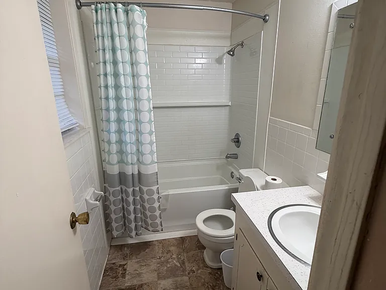 904 Randall Dr — Photo 2