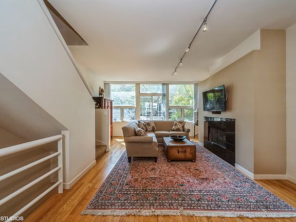 4th image of 2826 N Talman Ave APT M