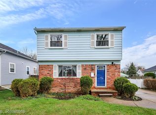 21729 Ridgeway St, Saint Clair Shores, MI 48080