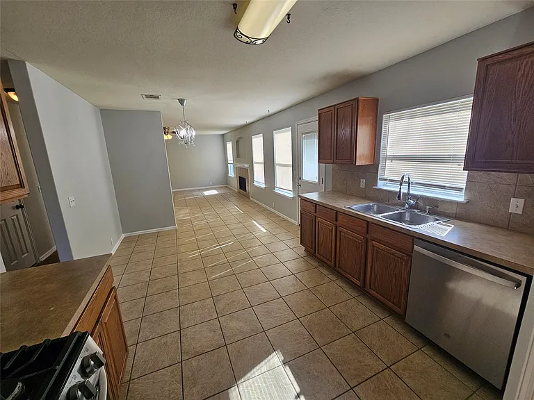 580 Hometown Pkwy — Photo 13