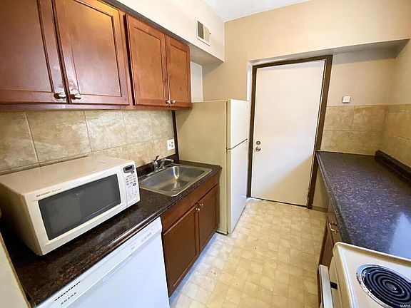 4th image of 5576 Pershing Ave APT 32