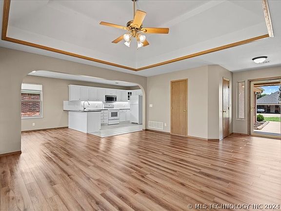 5th image of 1227 East Dr