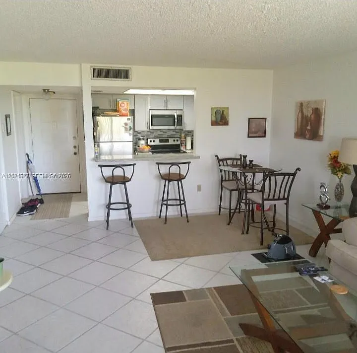 Inverwood Condo — Photo 3