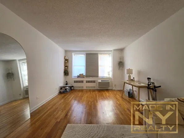 320 West 30th Street image 1 of 11