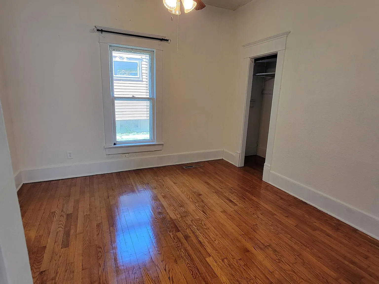 3 bed, 1200 sqft, $1,200 — Photo 4
