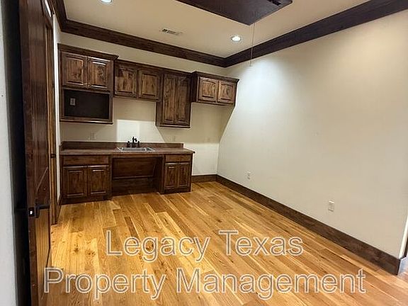 4th image of 875 N Main St #103
