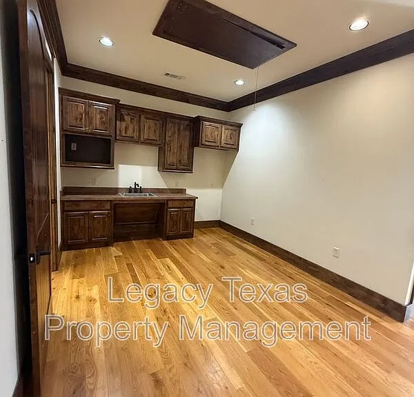 875 N Main St #103 — Photo 4
