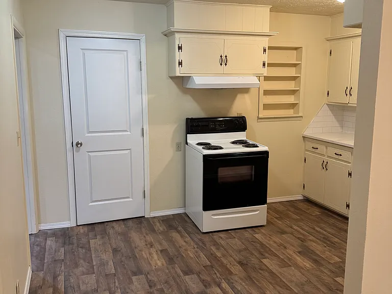 517 W Polk St — Photo 10