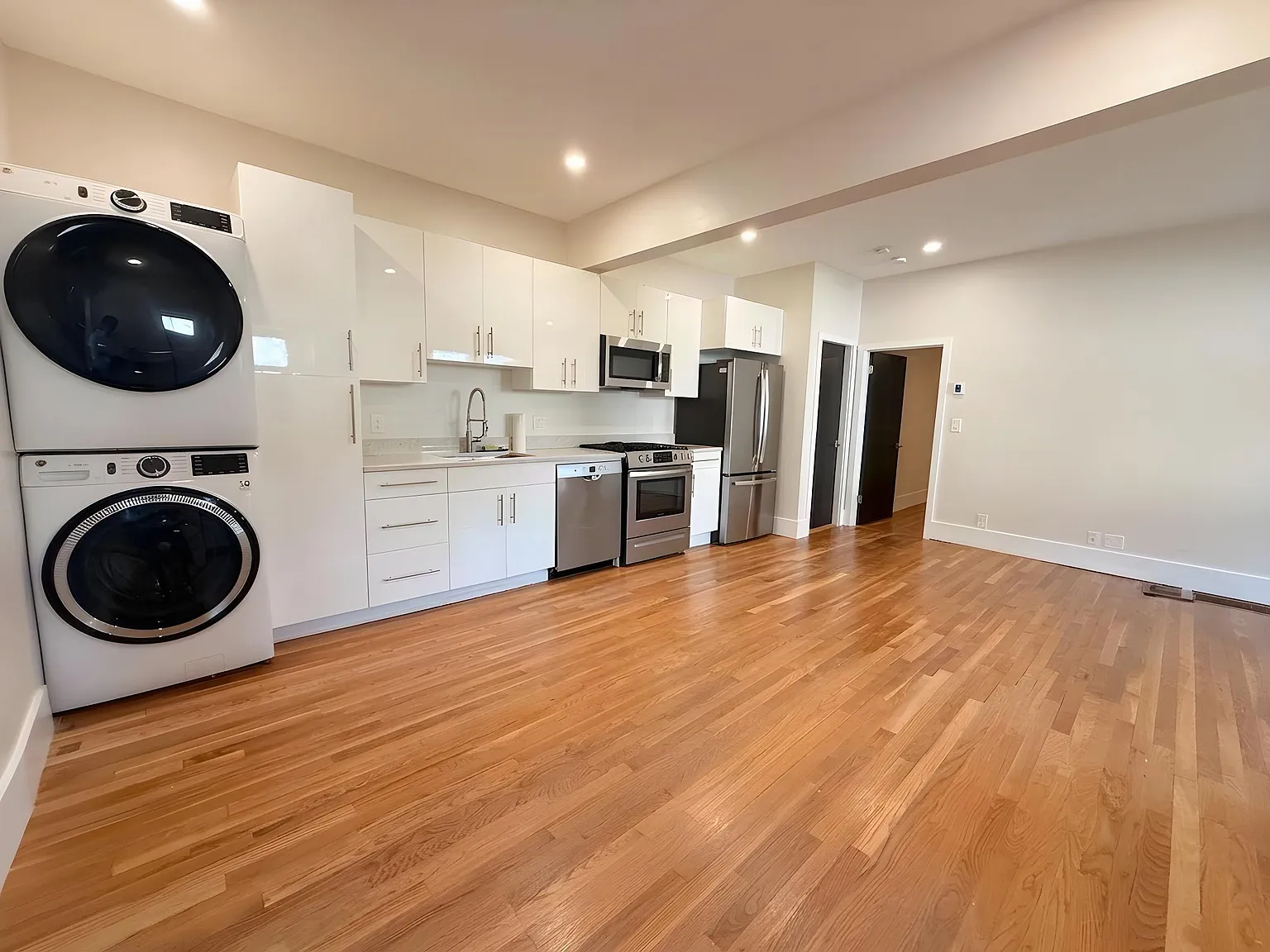 2 bed, 750 sqft, $2,600 — Photo 4