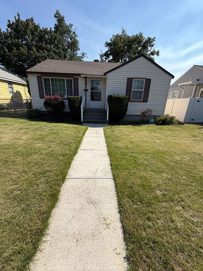 Charming 3 Bed, 2 Bath Home For Rent Don't Miss Out! — Photo 1