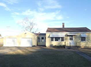 104 S Church St, Owaneco, IL 62555