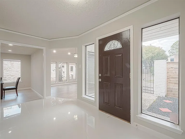 6107 Sanford Rd — Photo 5