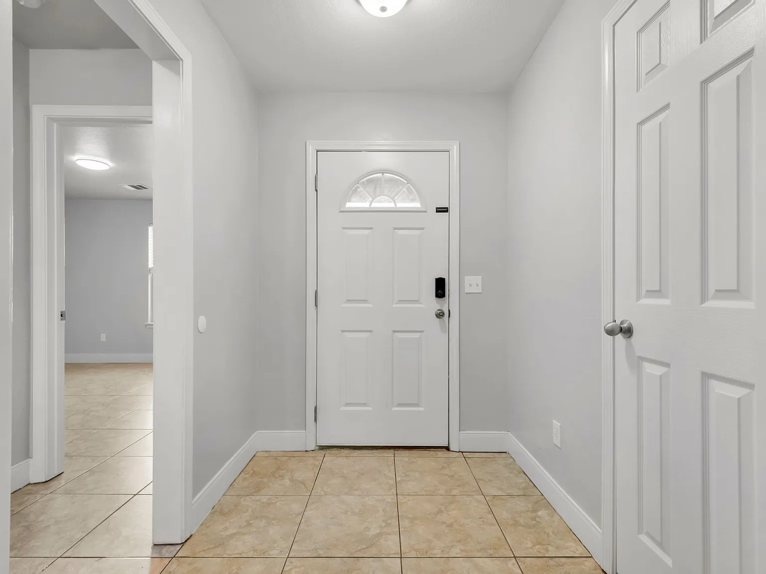 4 bed, 2.0 bath, 2089 sqft, $2,800 — Photo 4