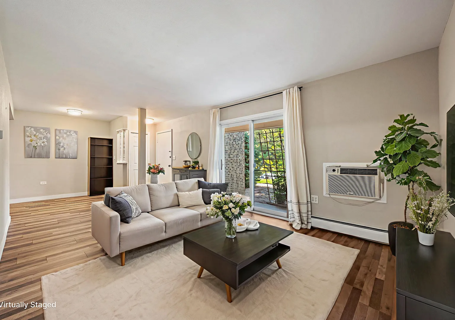 Bright & Inviting 2 Bedroom Condo in Denver — Photo 3