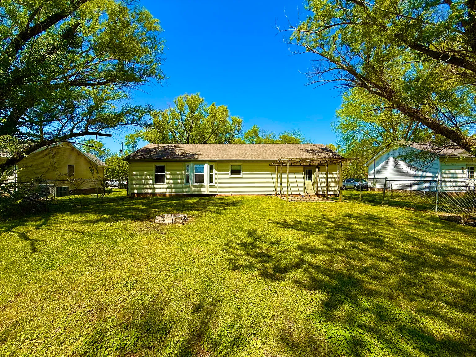 3 bed, 1092 sqft, $1,350 — Photo 1