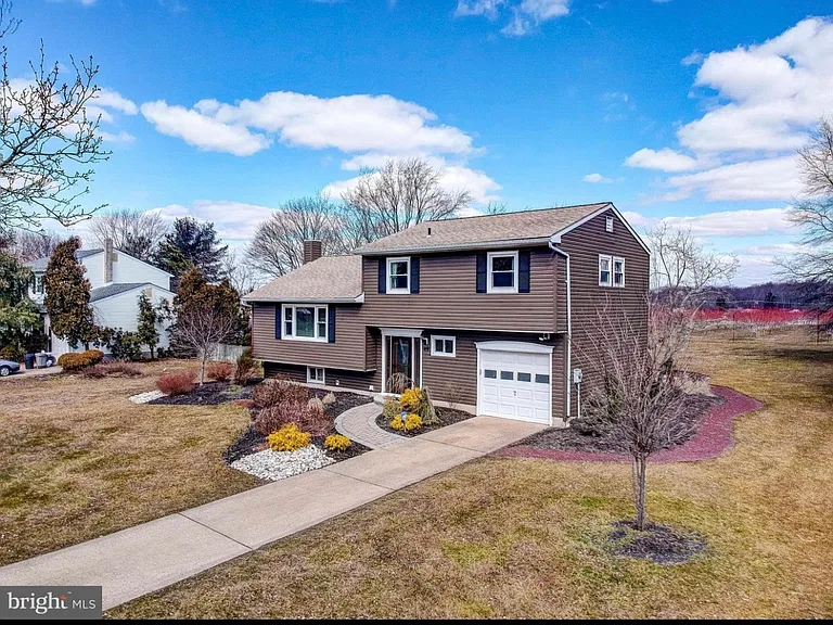 49 Oxford Dr — Photo 1