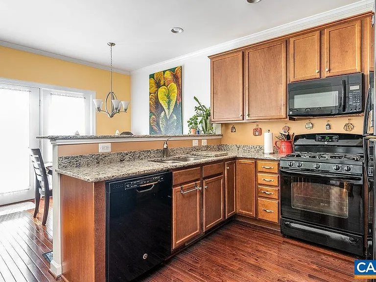 2427 Winthrop Dr — Photo 5