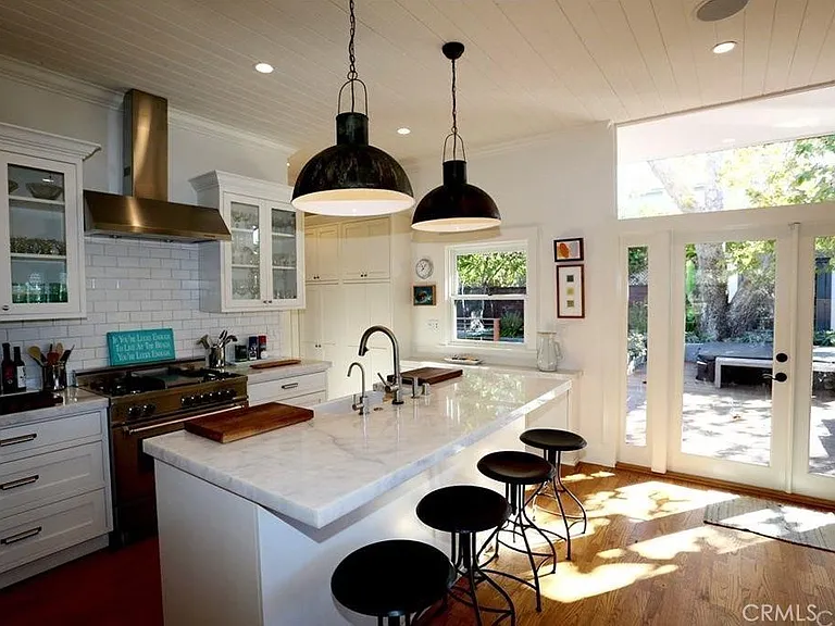 555 Bluebird Canyon Dr — Photo 2