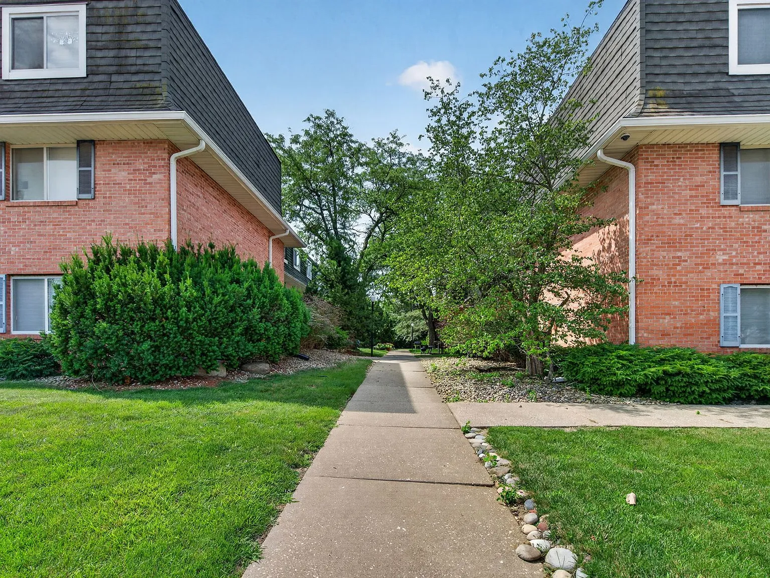 Hollow Hills Apartments — Photo 4