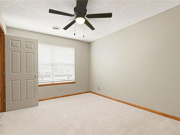 2nd image of 600 SE Saratoga Dr