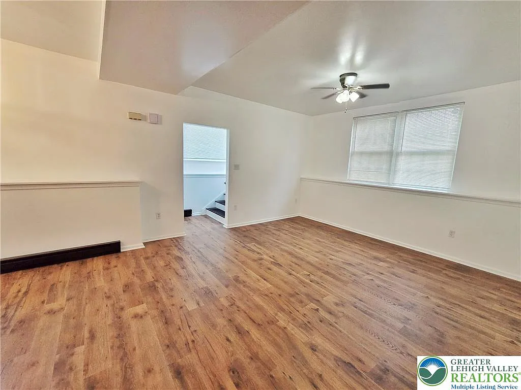 3 bed, 1.0 bath, 1400 sqft, $2,400 — Photo 3