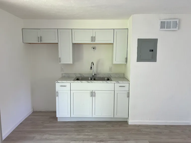 207 Roxana Ave #B — Photo 9