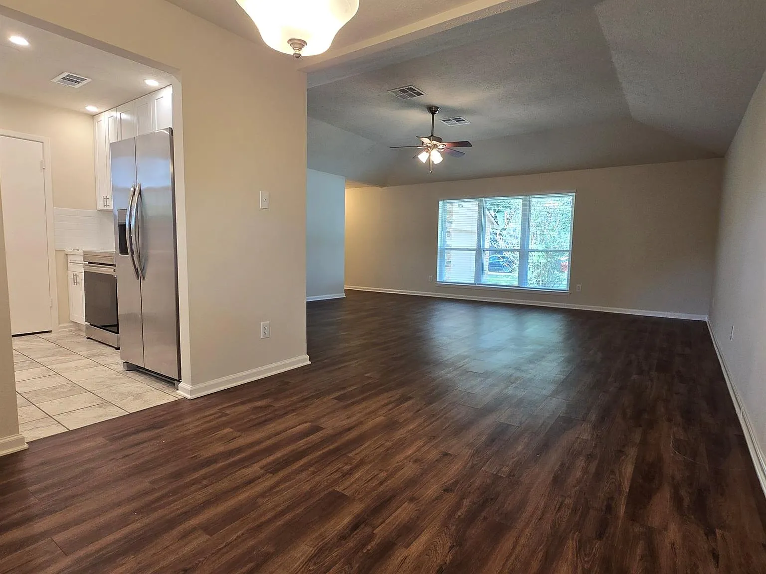 3 bed, 2.0 bath, 1402 sqft, $1,825 — Photo 2