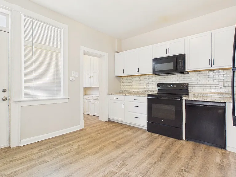 2614 Lexington St — Photo 2
