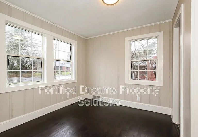 805 W 25th St — Photo 12