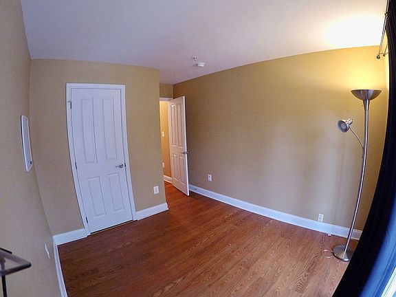 1st Flr Bed/Den w 1/2 Bath