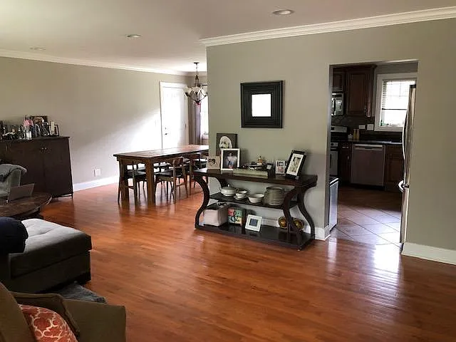 627 S George St — Photo 3