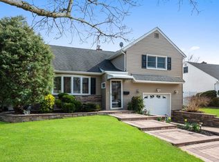 22 Rutland Rd, Massapequa, NY 11758