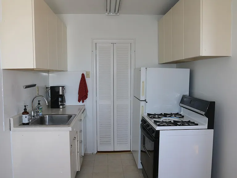 Kitchen with gas stove and a small dishwasher