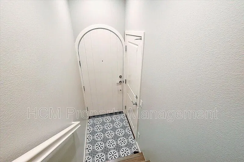 2 bed, 2.5 bath, 1324 sqft, $3,750 — Photo 4
